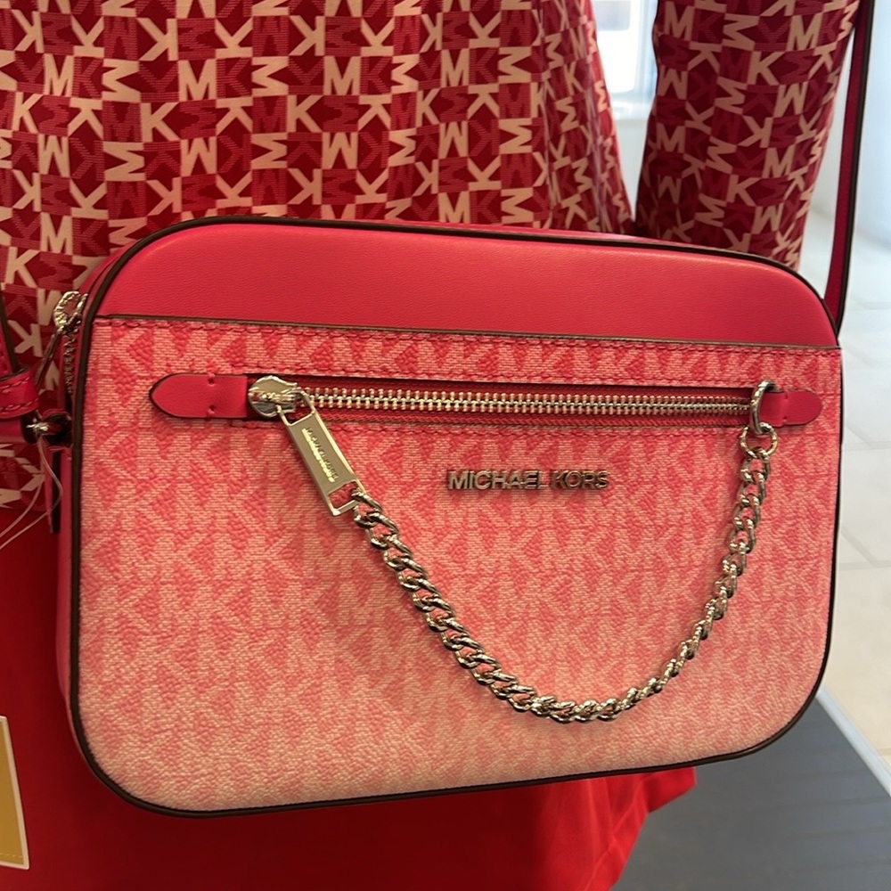 Michael Kors Jet Set Item Lg Ombré EW Signature ZP Chain XBody Logo 
Dragonfruit - Picture 13 of 16